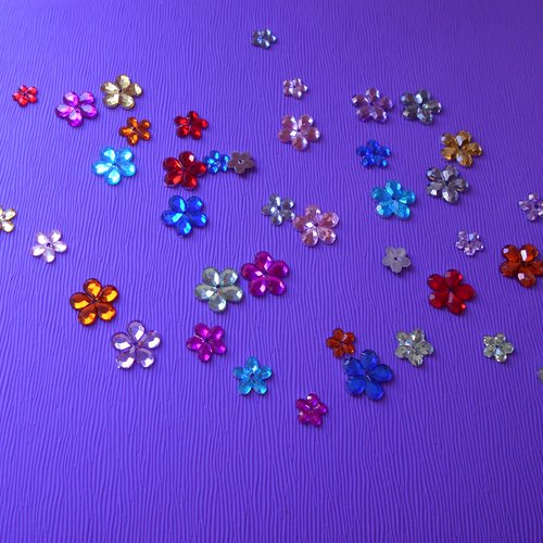 Lot 40 strass forme fleur diamètres et coloris variés