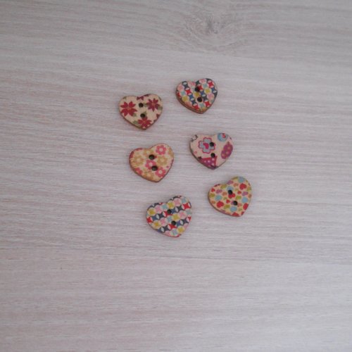 Lot 6 boutons bois coeur motifs variés