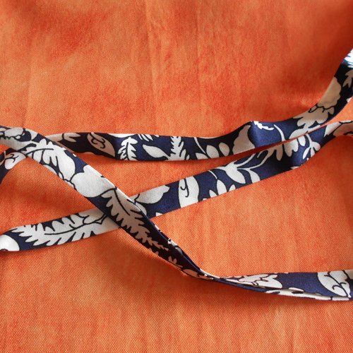 Biais fleurs blanches fond bleu marine foncé