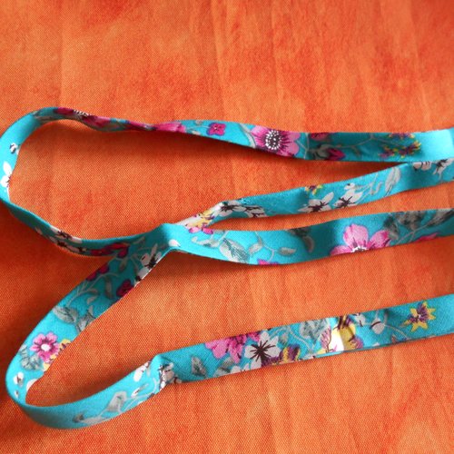 Biais fleurs roses fond turquoise foncé