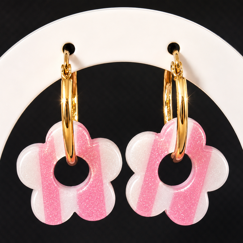 Boucles d’oreilles et une paire de charms