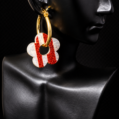 Une paire de créole avec ses charms interchangeables
