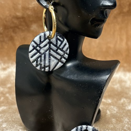 Boucles d’oreilles avec leurs charms en résine