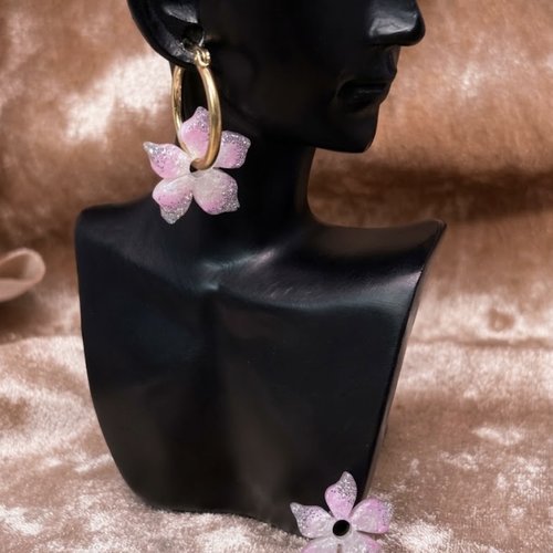 Boucles d’oreilles charms fleurs en résine