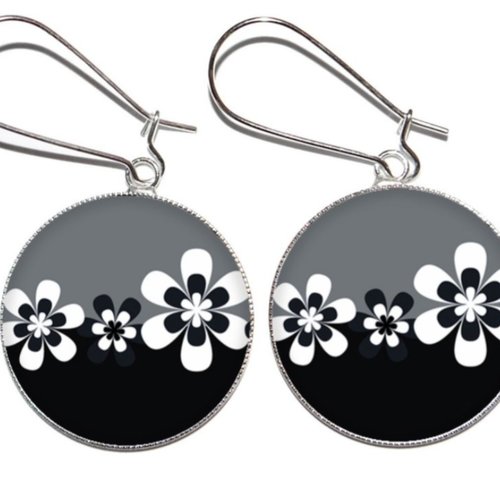 Boucles d’oreilles argentées *grosses fleurs noires et blanches* avec cabochons en résine