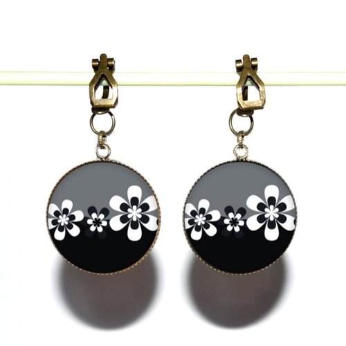 Clips d’oreilles bronze avec cabochons en résine * fleurs noires et blanches *