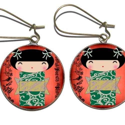 Boucles d’oreilles bronze avec cabochons en résine * kokeshi sur fond rouge *