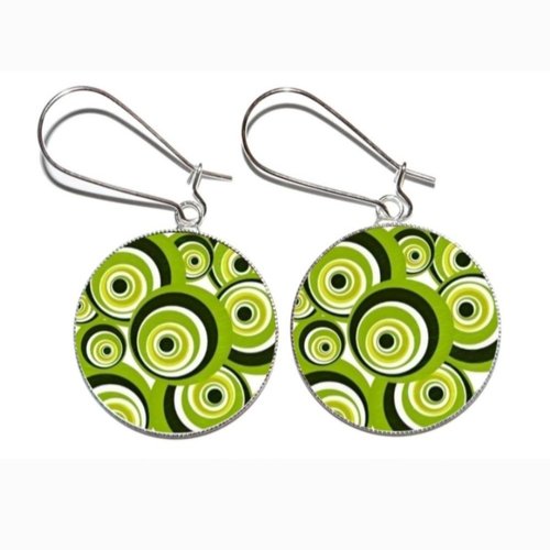 Boucles d’oreilles argentées avec cabochons en résine * motifs verts *