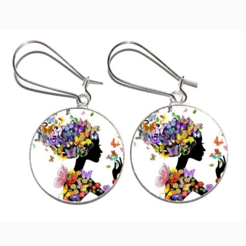 Boucles d’oreilles argentées avec cabochons en résine *femme aux papillons*