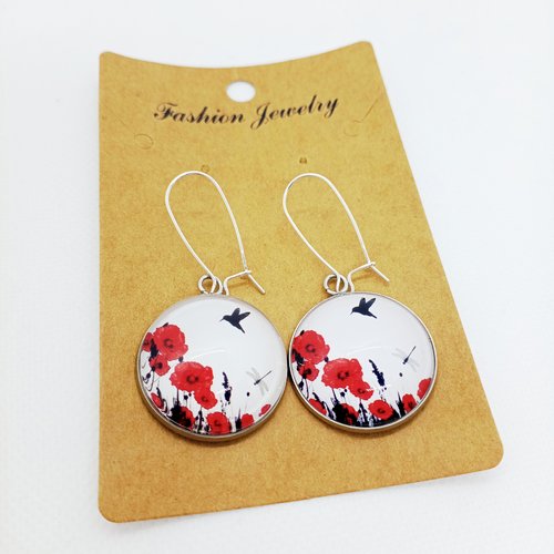 Boucles d’oreilles en acier inoxydable argenté avec cabochons en verre *vol d'oiseau au-dessus de coquelicots*