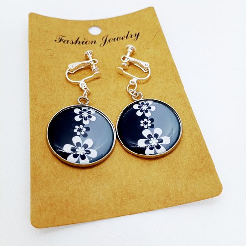 Clips d’oreilles en acier inoxydable argenté avec cabochons en résine * fleurs blanches sur fond gris et noir *
