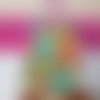 Bavoir bébé élastique vert anis avec des pommes multicolore