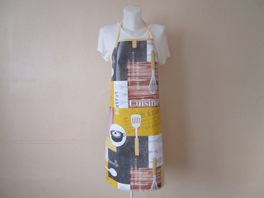 Tablier Femme En Toile Ciree De Couleur Grise Jaune Et Balnche Avec Des Motifs De Cuisine Un Grand Marche