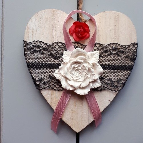 Coeur en bois à suspendre rose fushia