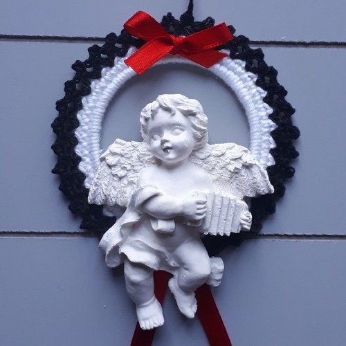 Suspension crochet et plâtre ange blanc et noir ruban rouge