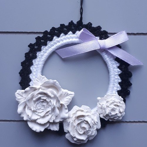 Suspension crochet et plâtre roses blanc et noir ruban mauve