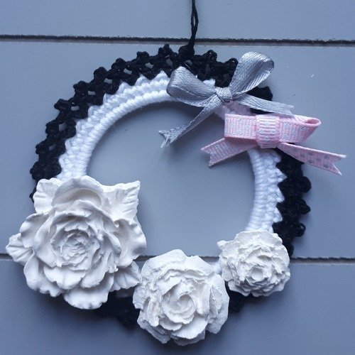 Suspension crochet et plâtre roses blanc et noir rubans gris et rose