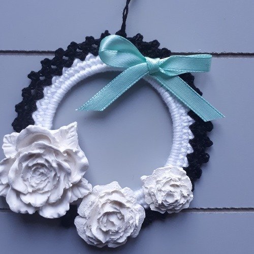 Suspension crochet et plâtre roses blanc et noir ruban menthe