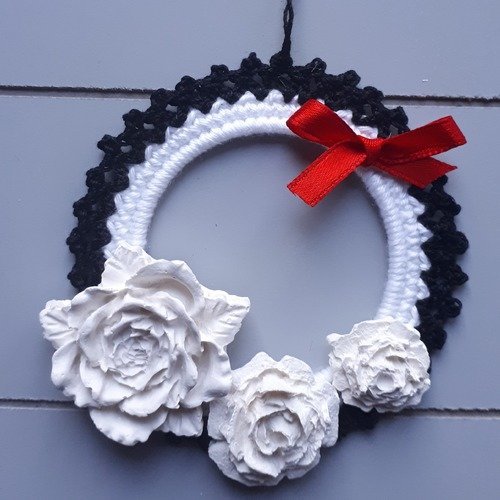 Suspension crochet et plâtre roses blanc et noir ruban rouge