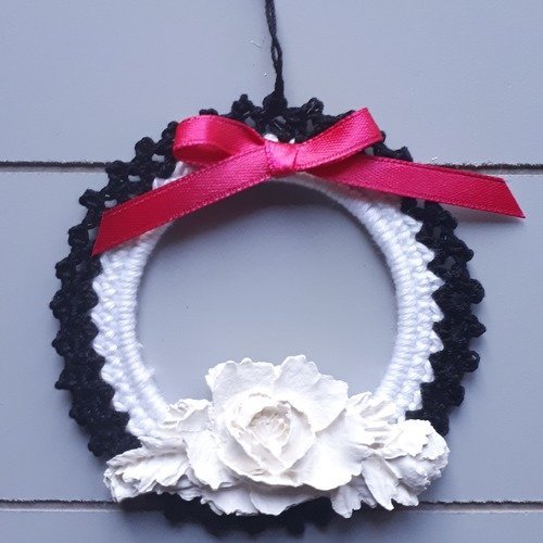 Suspension crochet et plâtre rose blanc et noir ruban fushia