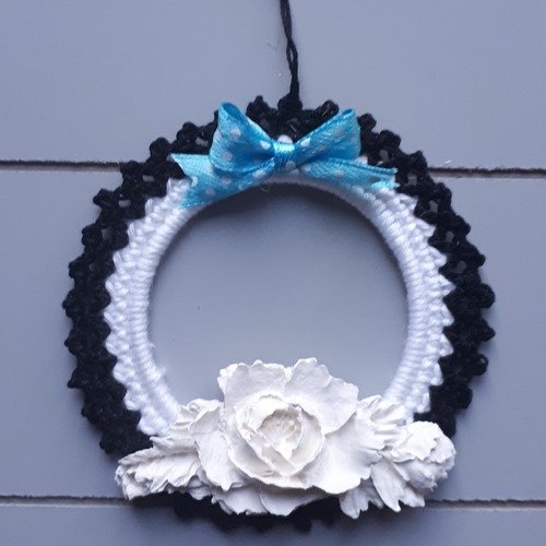 Suspension crochet et plâtre rose blanc et noir ruban turquoise
