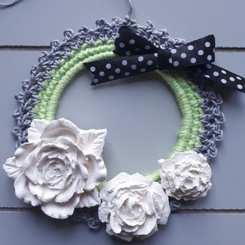 Suspension crochet et plâtre roses vert et gris