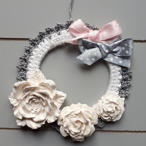 Suspension crochet et plâtre roses blanc et gris