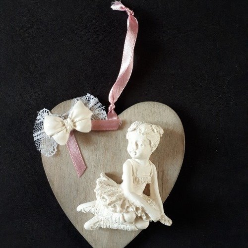 Coeur en bois à suspendre avec danseuse  en plâtre rose