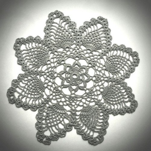 Napperon au crochet (modèle n°2) 28 cm gris