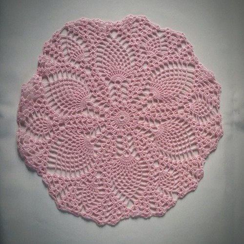 Napperon au crochet (modèle n° 1) 33 cm rose pâle