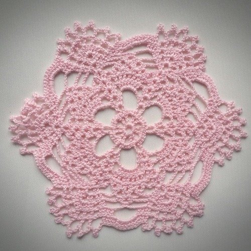 Napperon au crochet (modèle n°3) 18 cm rose pâle