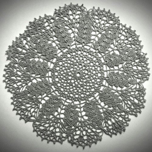 Napperon au crochet (modèle n° 4) 30 cm gris