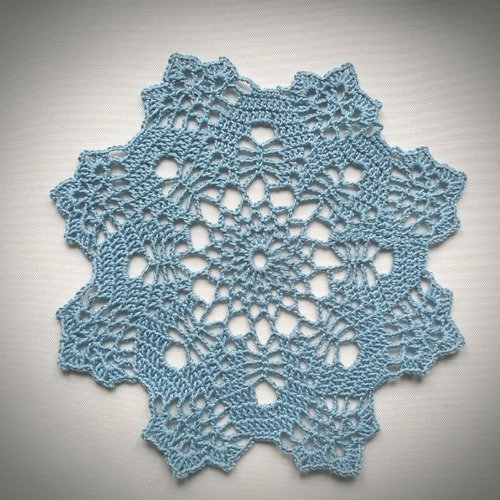 Napperon au crochet (modèle n°5) 18 cm bleu clair