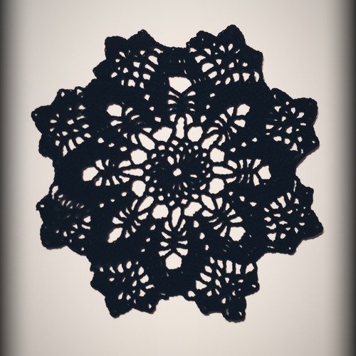 Napperon au crochet (modèle n°5) 18 cm noir