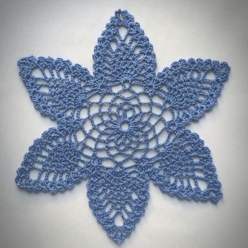 Napperon au crochet (modèle n°7) 20 cm bleu cobalt