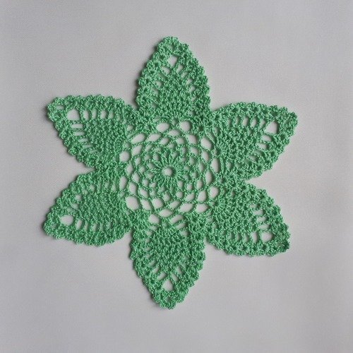 Napperon au crochet (modèle n°7) 20 cm vert tendre