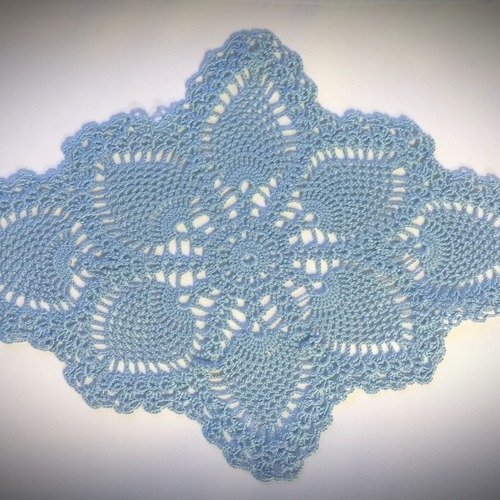 Napperon ovale au crochet (modèle 10) 39 cm bleu ciel