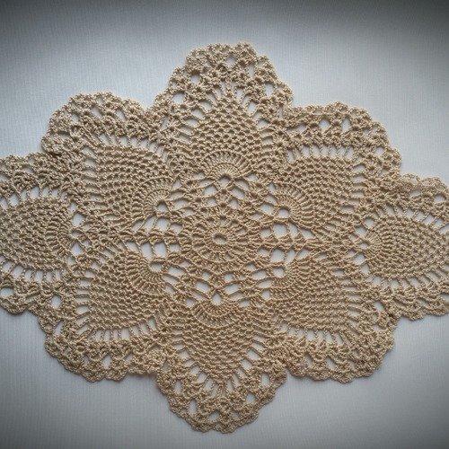 Napperon ovale au crochet (modèle 10) 39 cm naturel