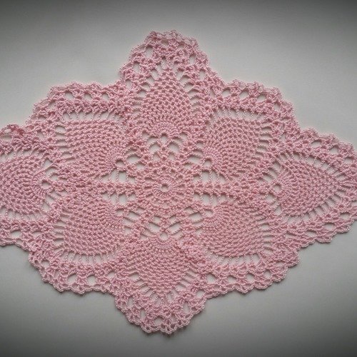 Napperon ovale au crochet (modèle 10) 39 cm rose pâle