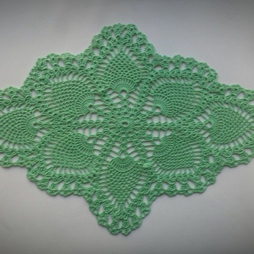 Napperon ovale au crochet (modèle 10) 39 cm vert tendre