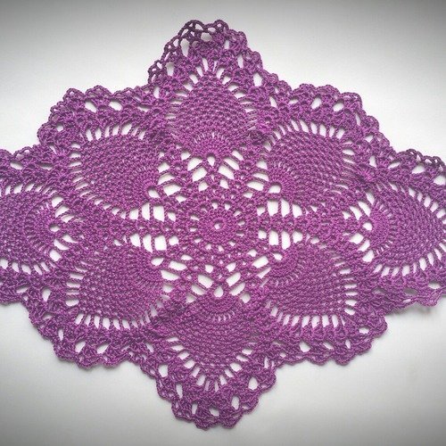 Napperon ovale au crochet (modèle 10) 39 cm violet