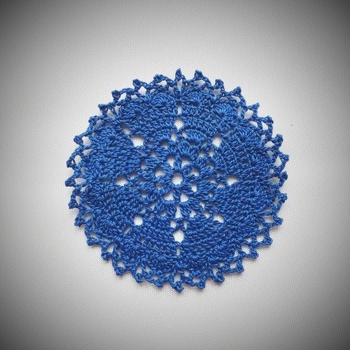 Napperon au crochet (modèle n°8) 9,5 cm bleu roi