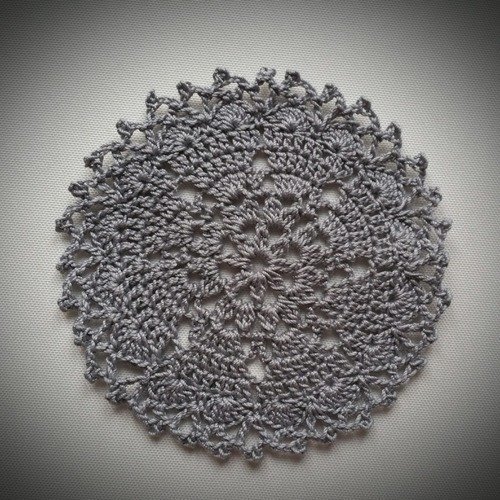 Napperon au crochet (modèle n°8) 9,5 cm gris