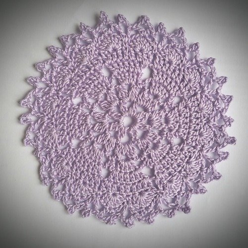 Napperon au crochet (modèle n°8) 9,5 cm mauve
