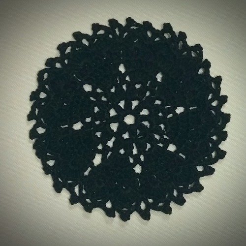 Napperon au crochet (modèle n°8) 9,5 cm noir