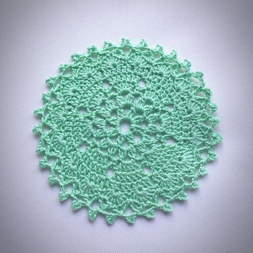 Napperon au crochet (modèle n°8) 9,5 cm vert tendre