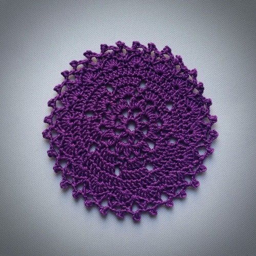 Napperon au crochet (modèle n°8) 9,5 cm violet