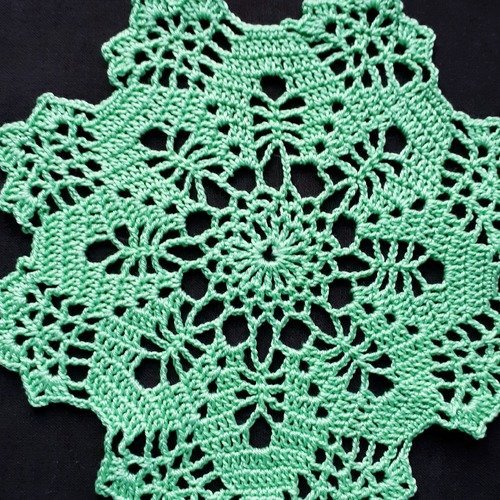 Napperon au crochet (modèle n°5) 18 cm vert tendre