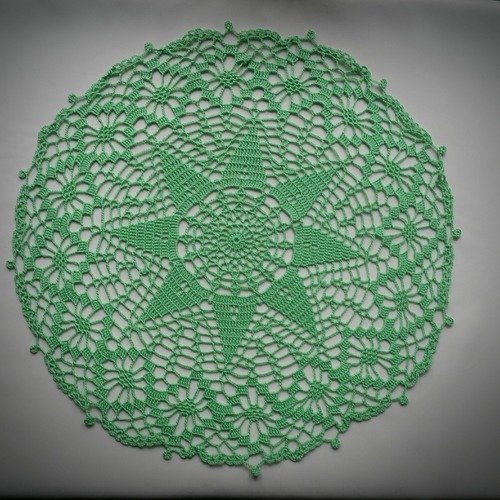 Napperon au crochet (modèle n° 14) 43 cm vert tendre