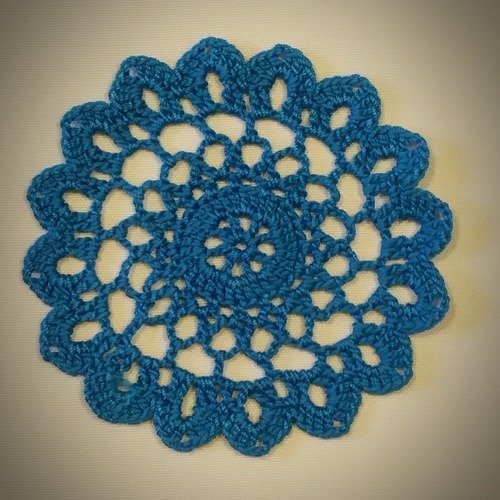 Napperon au crochet (modèle 9) 9,5 cm bleu canard